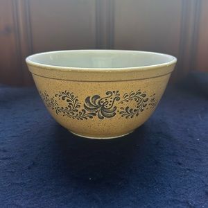 Vintage Pyrex Homestead Bowl size 403